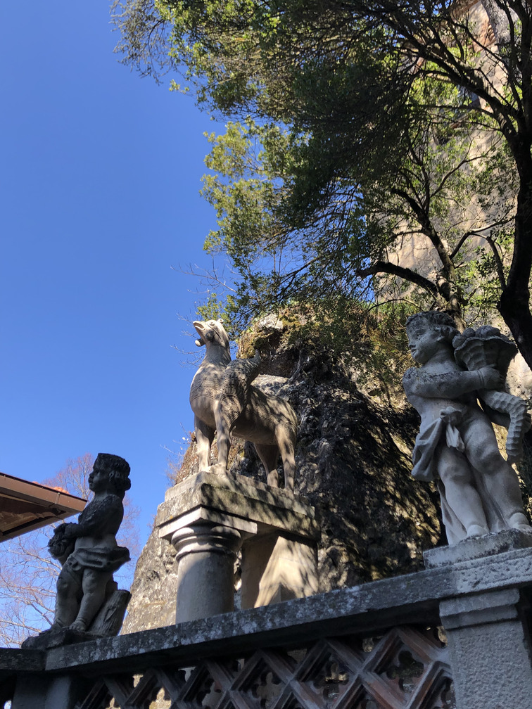 La Rocchetta Mattei - statue esterne.