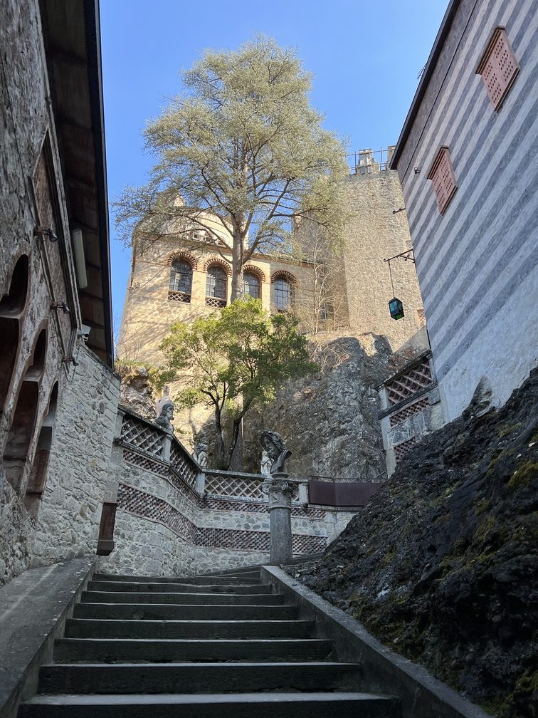 La Rocchetta Mattei - scala di ingresso.