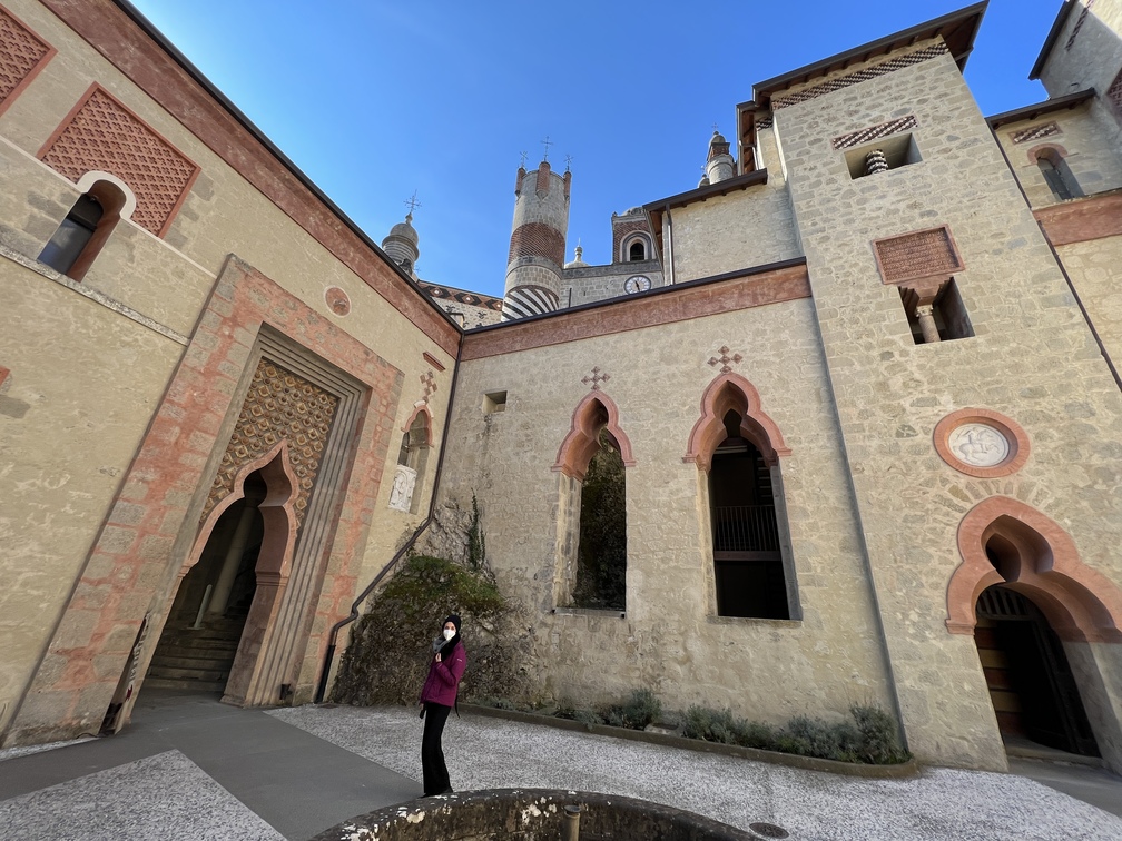 La Rocchetta Mattei - cortile.