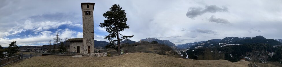Chiesa San Valerio e panorama circostante.