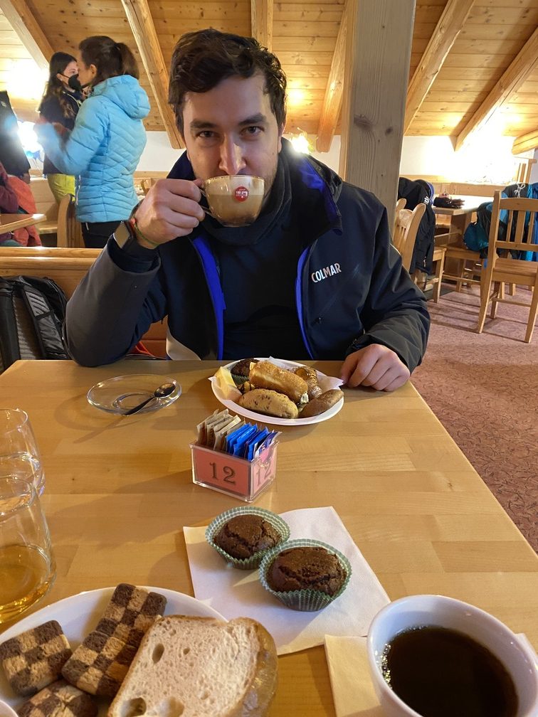 Trentino Ski Sunrise a Passo Feudo - Lorenzo a colazione al Rifugio.