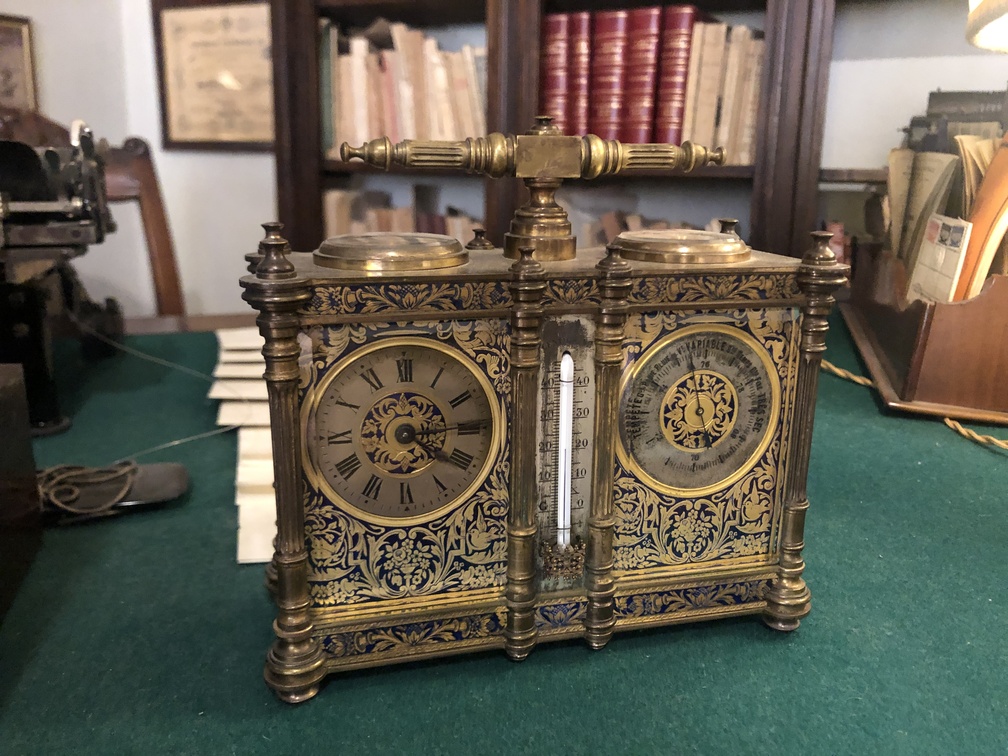 Torre e Casa Campatelli - strumento che comprende orologio, barometro e termometro.
