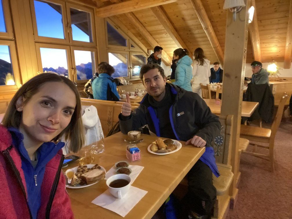 Trentino Ski Sunrise a Passo Feudo - Lorenzo e Federica a colazione al Rifugio Passo Feudo.