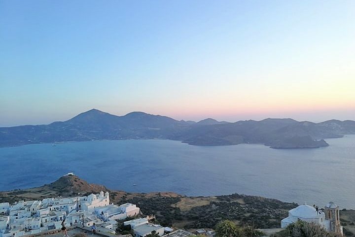 Mare e isole, case bianche, tramonto.