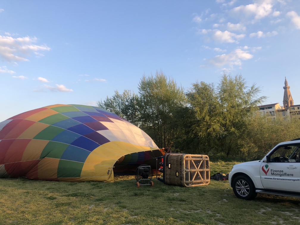 Preparazione della mongolfiera.