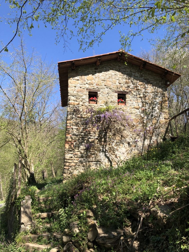 Casale lungo il percorso del trekking.