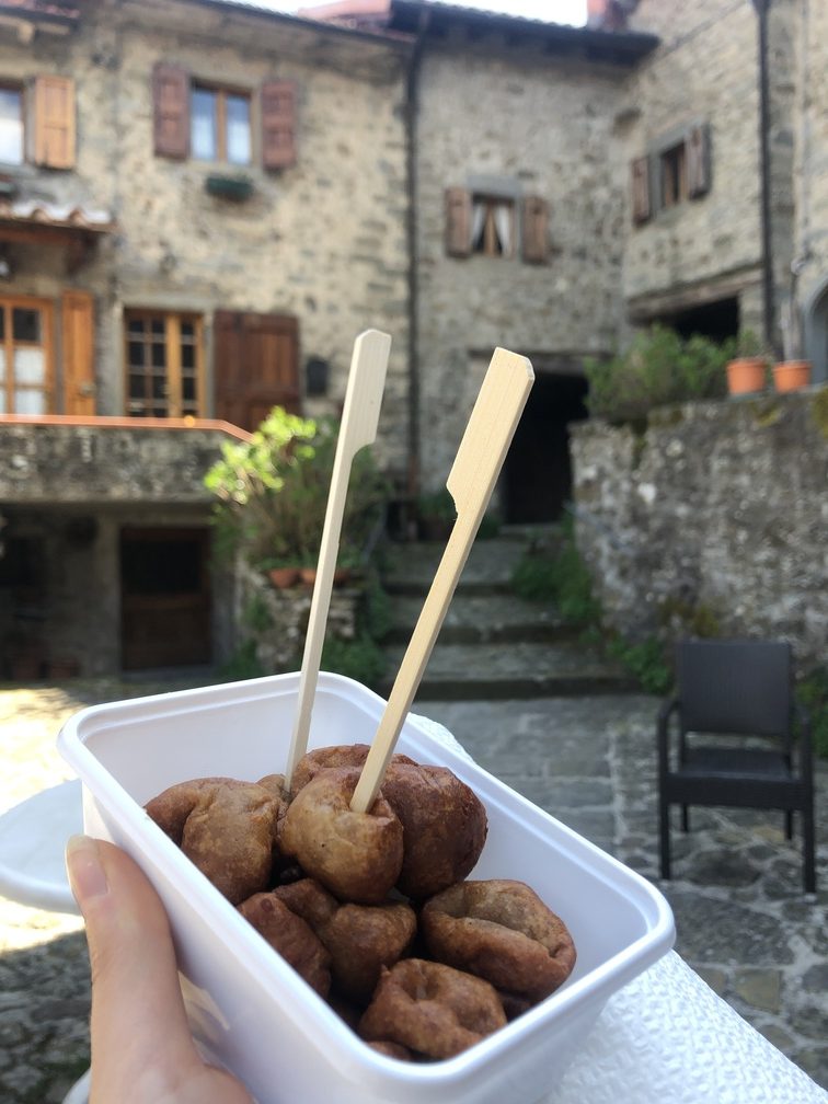 Piteglio - sagra, frittelle di farina di castagne.