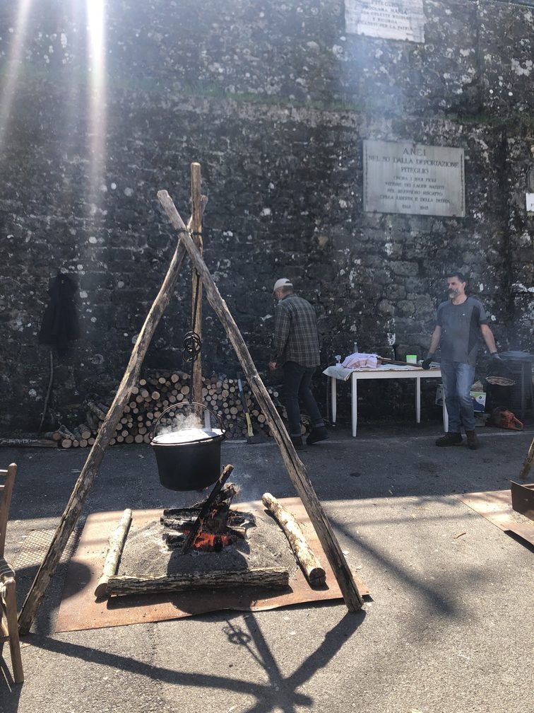 Piteglio - sagra, preparazione della polenta.