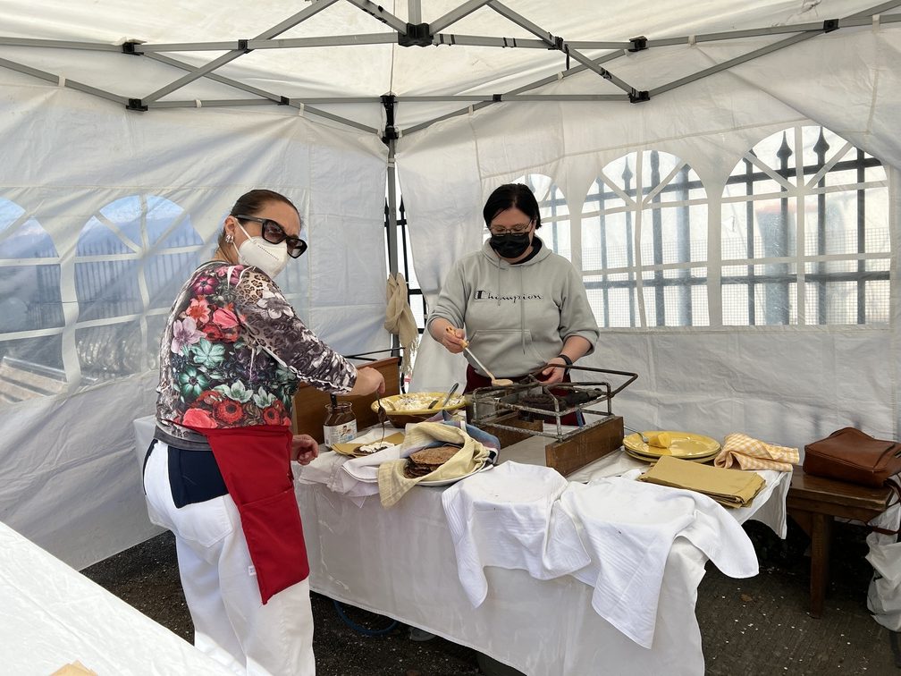 Piteglio - sagra, preparazione dei necci.