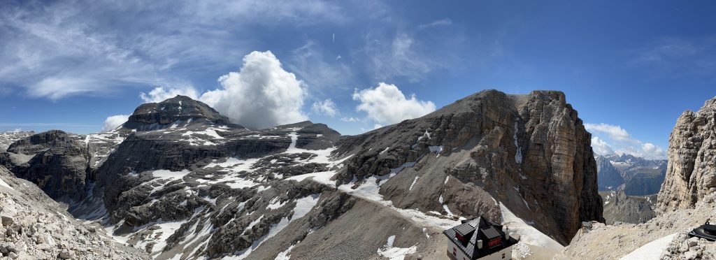Rifugio Forcella Pordoi e panorama.