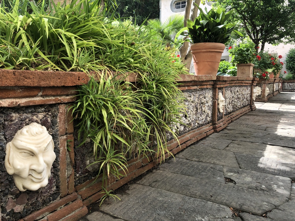 Giardino di Palazzo Massoni - faccioni di marmo.