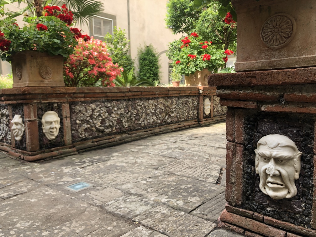 Giardino di Palazzo Massoni - faccioni di marmo.