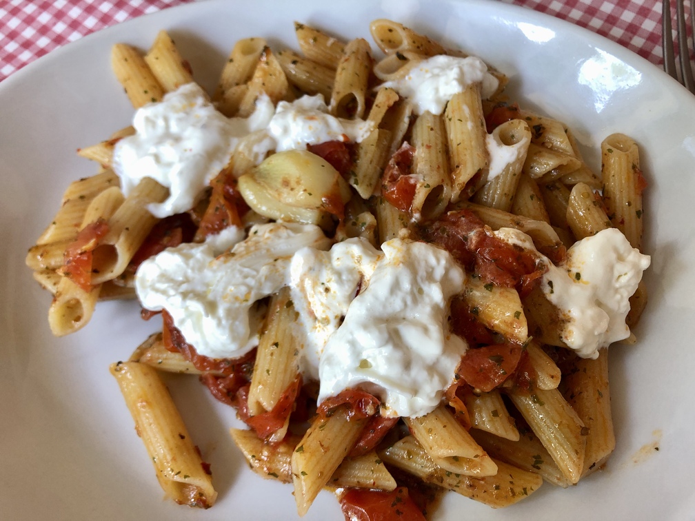 Il Buglione - pasta senza glutine con sugo ai pomodori pachino al forno e stracciatella.