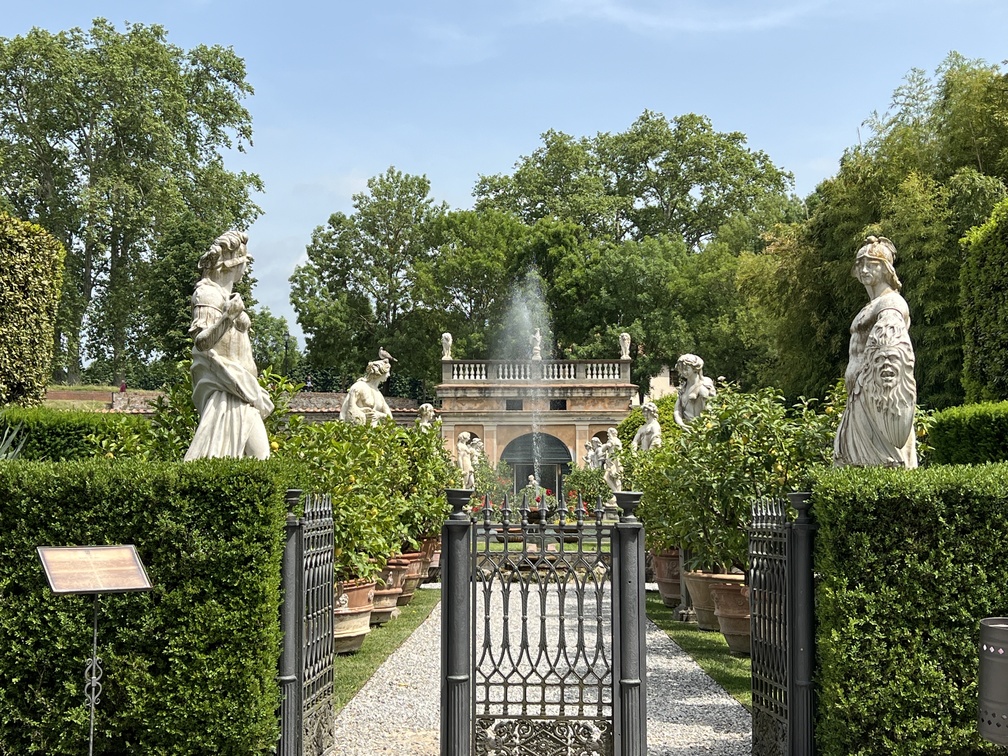Palazzo Pfanner - entrata del giardino.