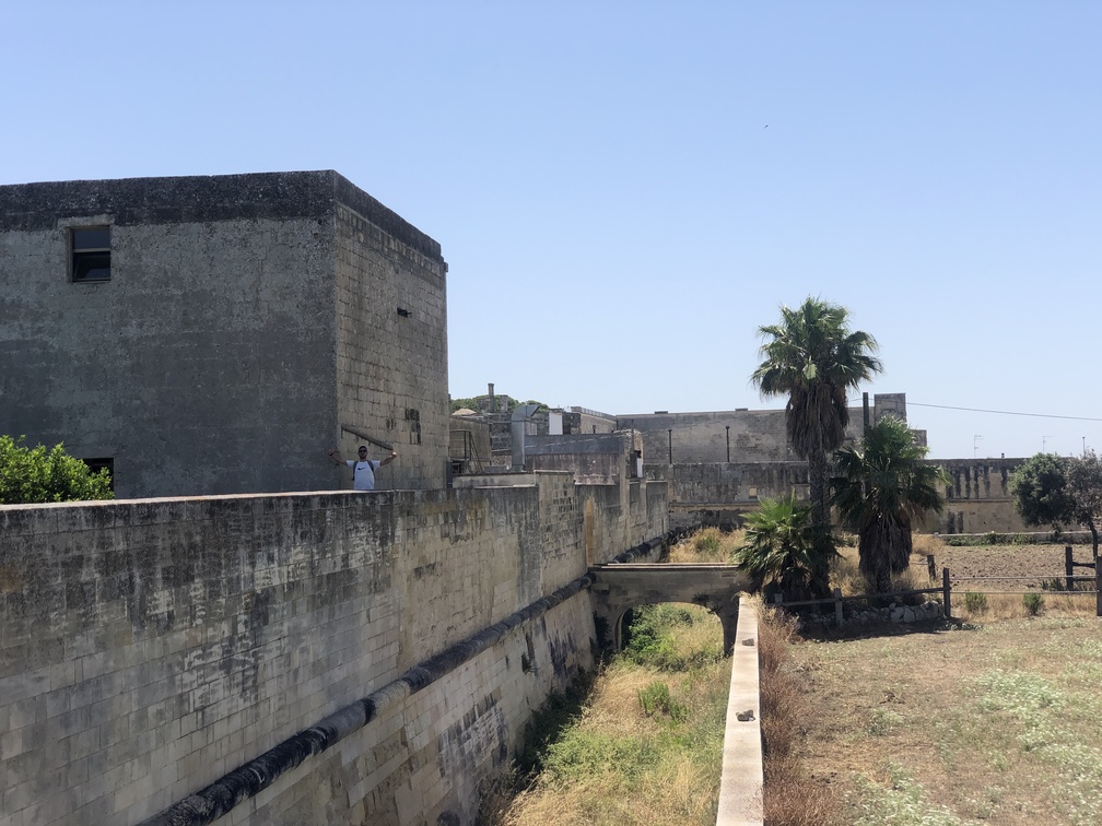 Acaya - camminamento sopra le mura.