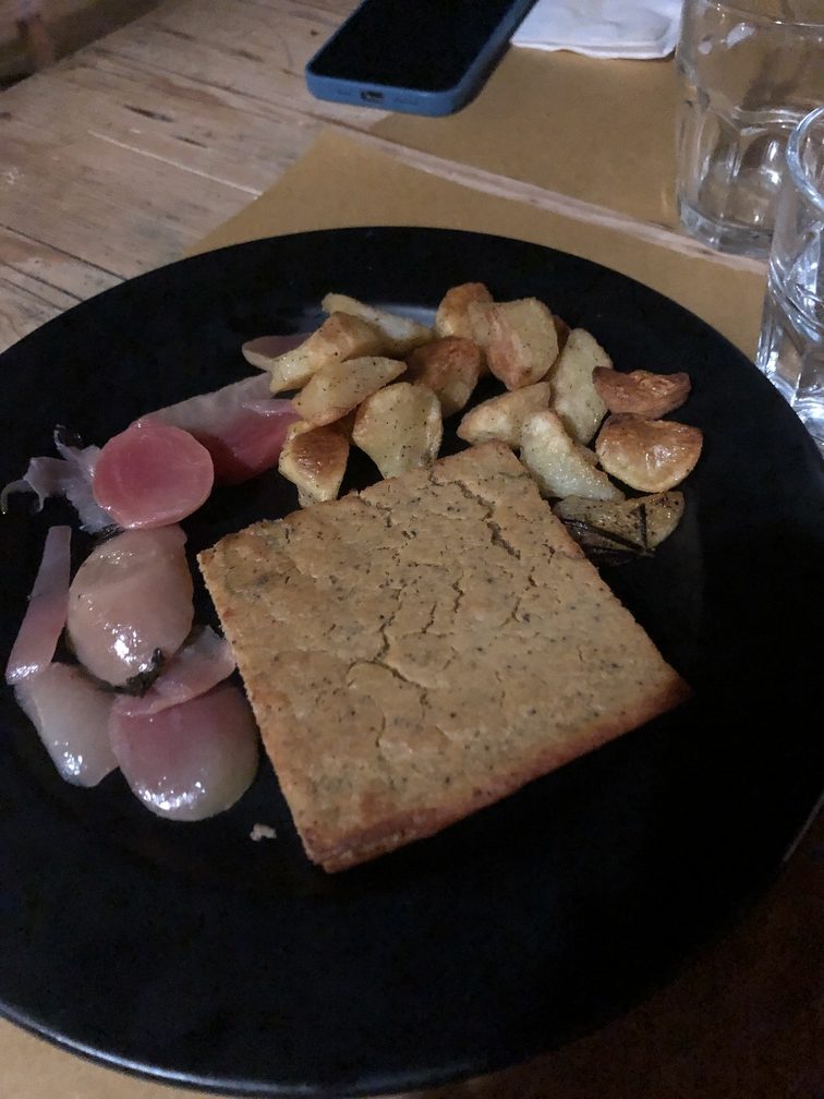 Azienda Agricola Piccapane - secondo di farinata di ceci, patate e carote viola.