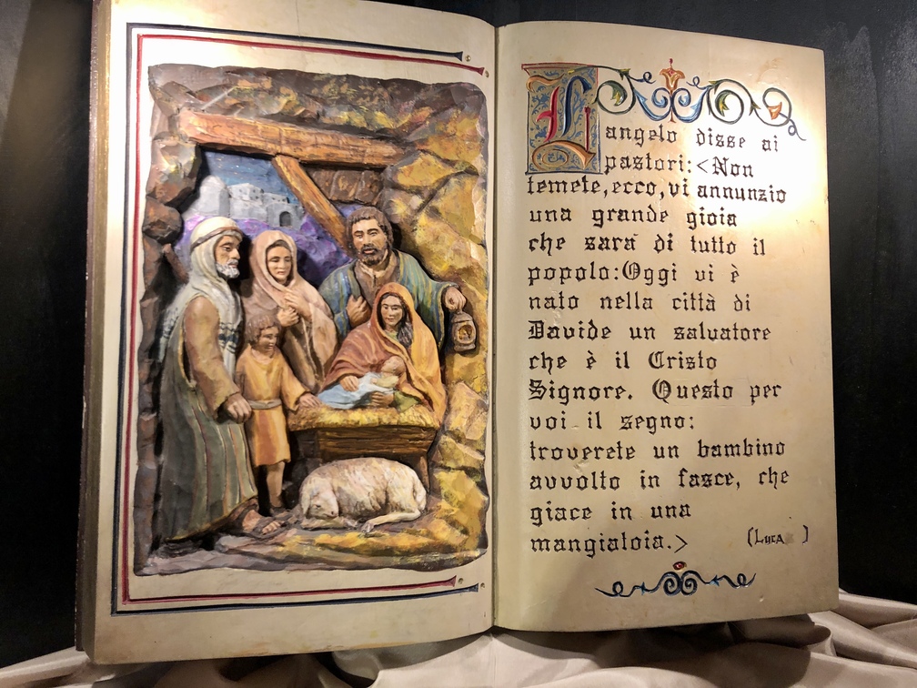 Tesero - libro scolpito in legno e dipinto di Leo Deflorian.