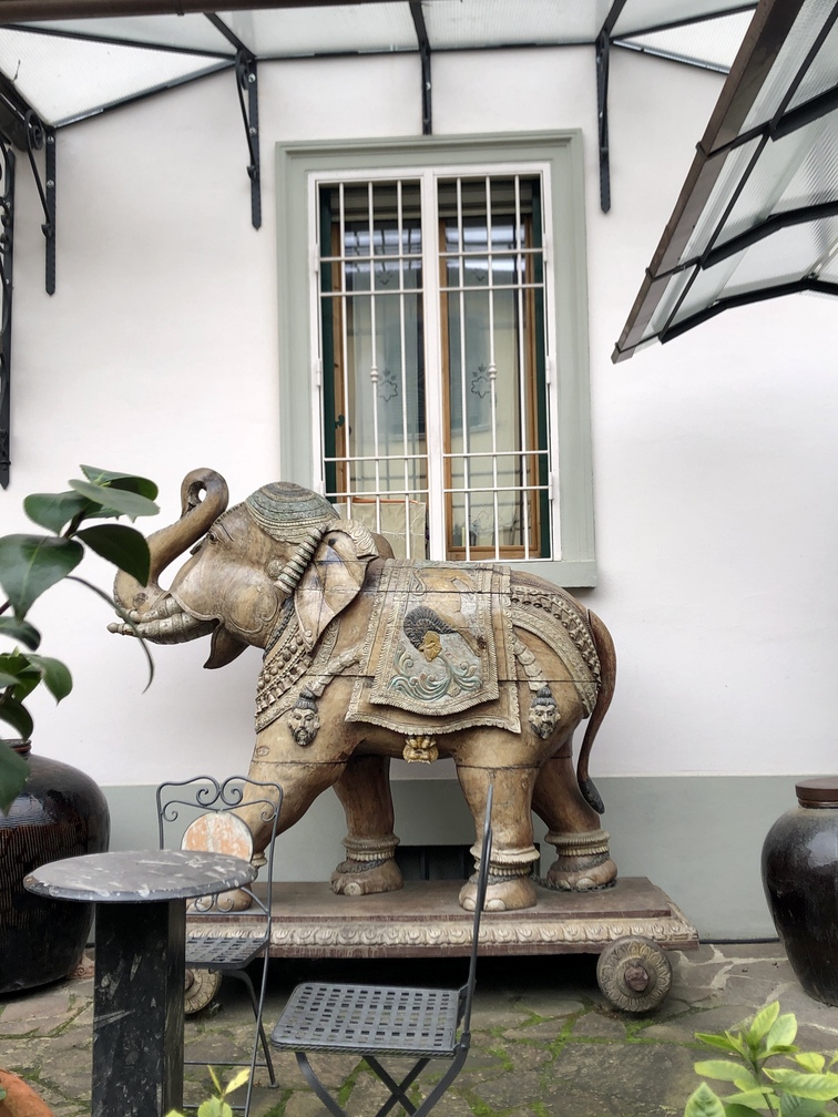 Elefante intagliato in legno.