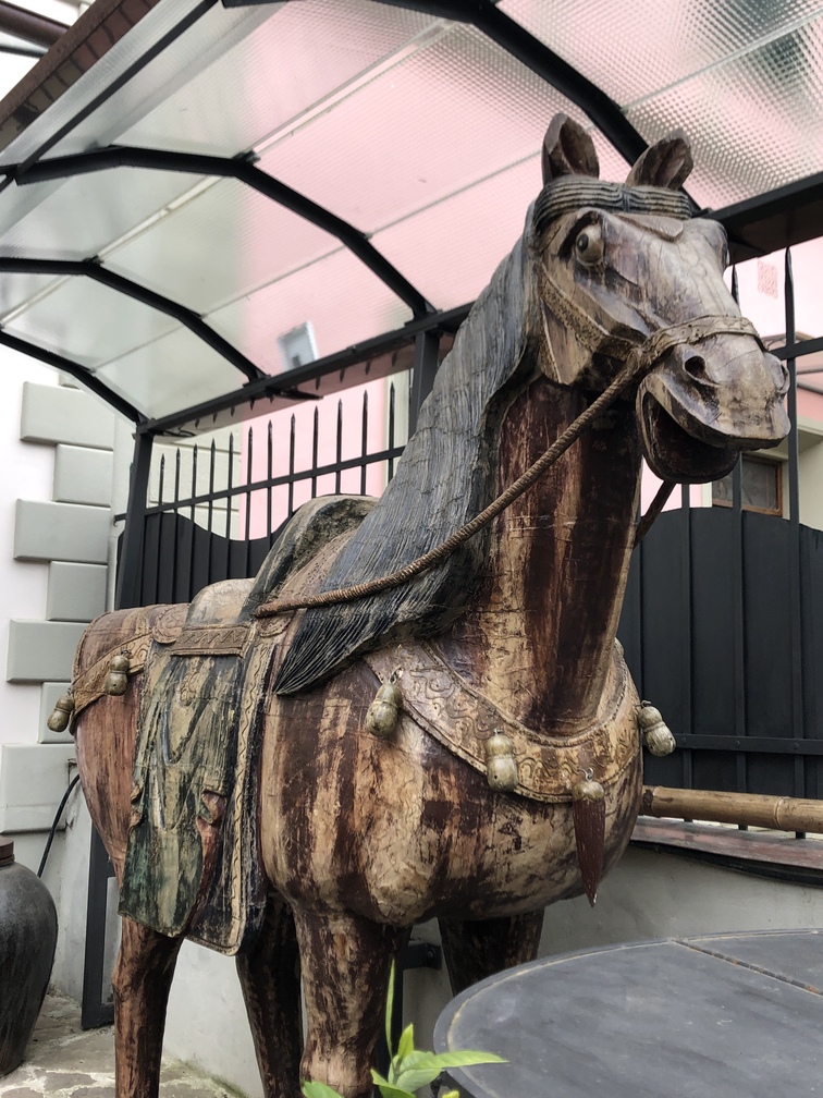 Cavallo intagliato in legno.