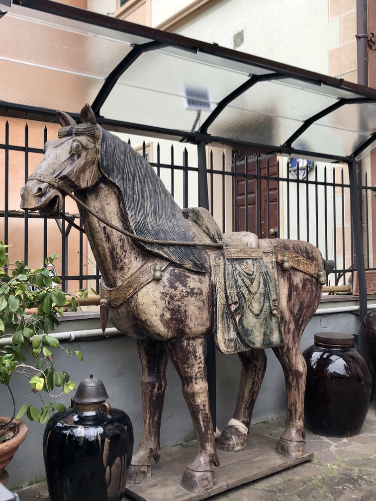 Cavallo intagliato in legno.