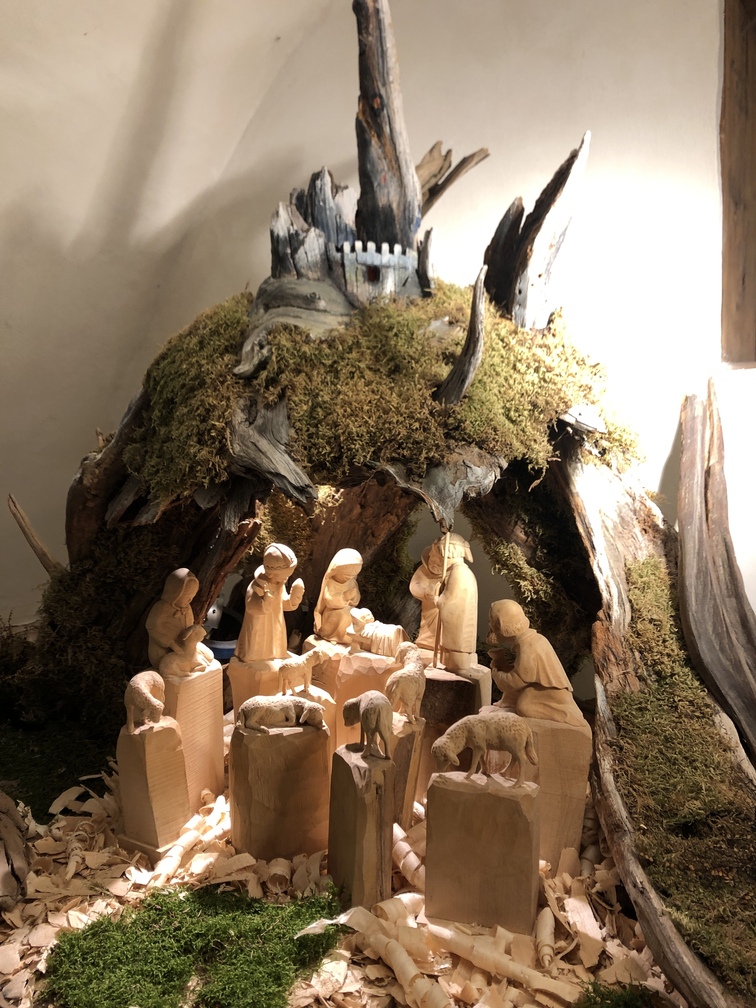 Tesero - presepio realizzato da Giuliano Doliana (anni '90), scolpito a mano ed inserito in ciocca.