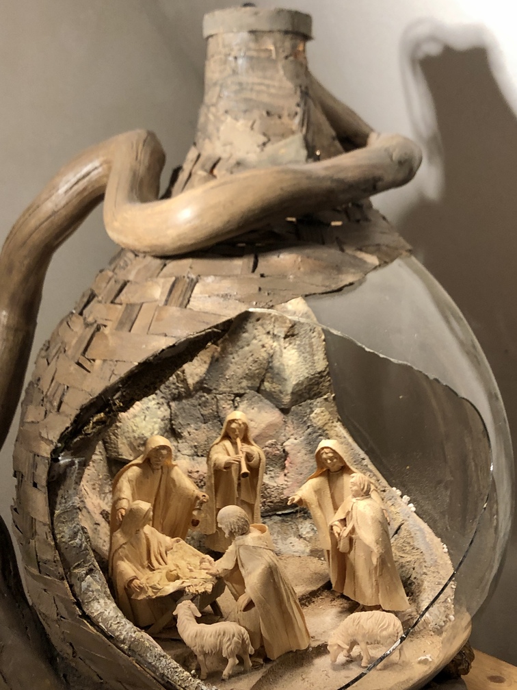 Tesero - presepio realizzato da Leo Deflorian, inserito in ampolla di vetro.