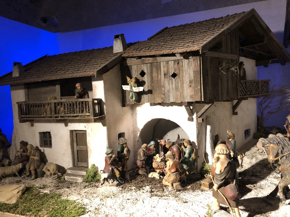 Tesero - presepio realizzato da Severino Doliana (1925) con scenografia di Ciro Doliana.