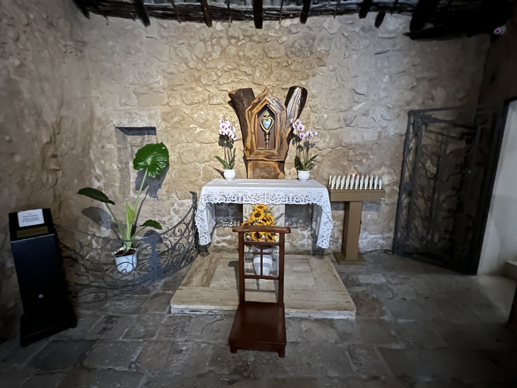 Copertino - Santuario di San Giuseppe da Copertino, interno della stalla.
