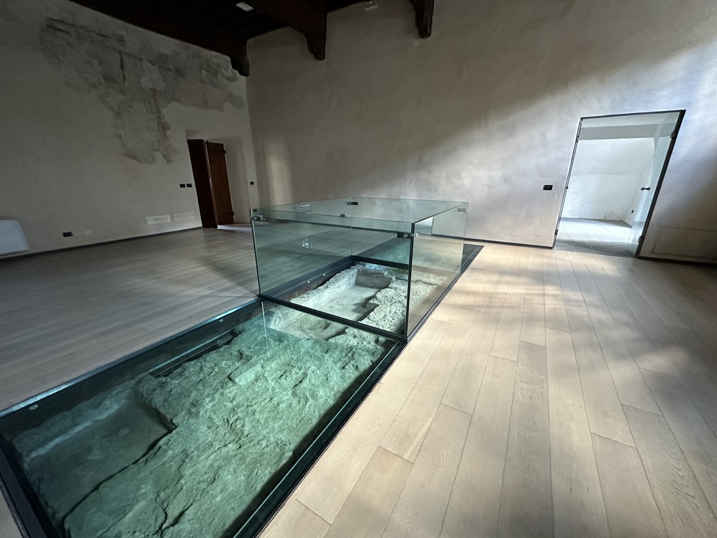 Badia di San Salvatore a Vaiano - sala per la frollatura della lana.