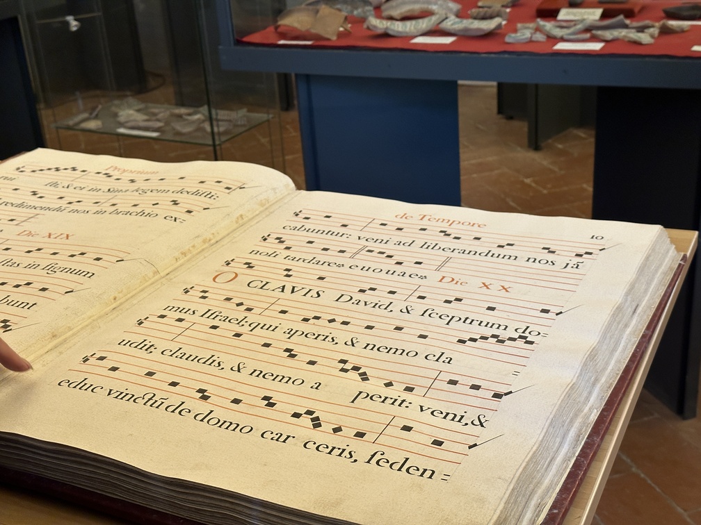 Badia di San Salvatore a Vaiano - sala dei reperti, libro.