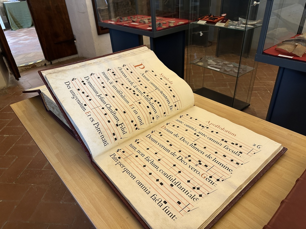 Badia di San Salvatore a Vaiano - sala dei reperti, libro.