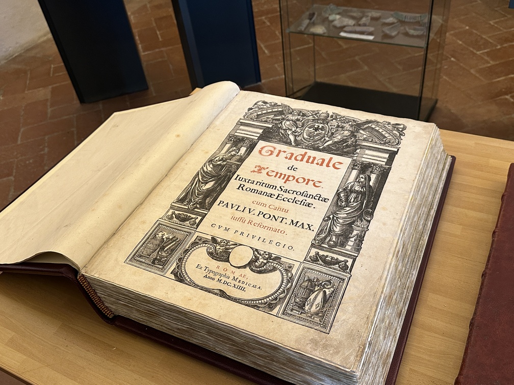 Badia di San Salvatore a Vaiano - sala dei reperti, libro.