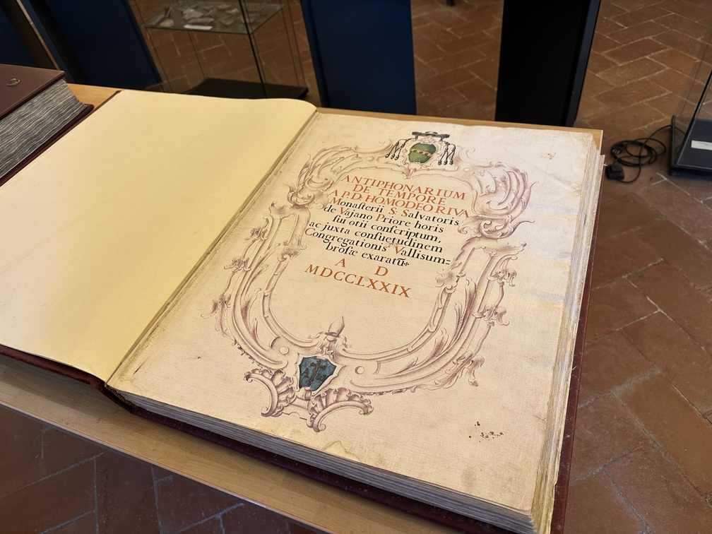 Badia di San Salvatore a Vaiano - sala dei reperti, libro.