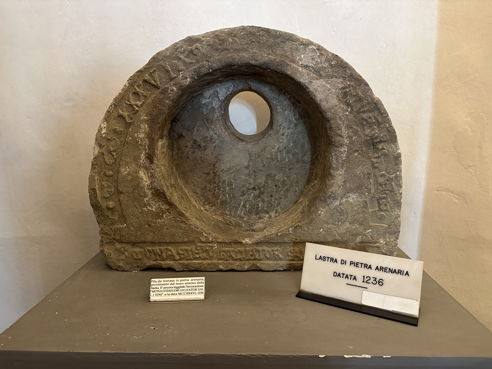 Badia di San Salvatore a Vaiano - sala dei reperti.