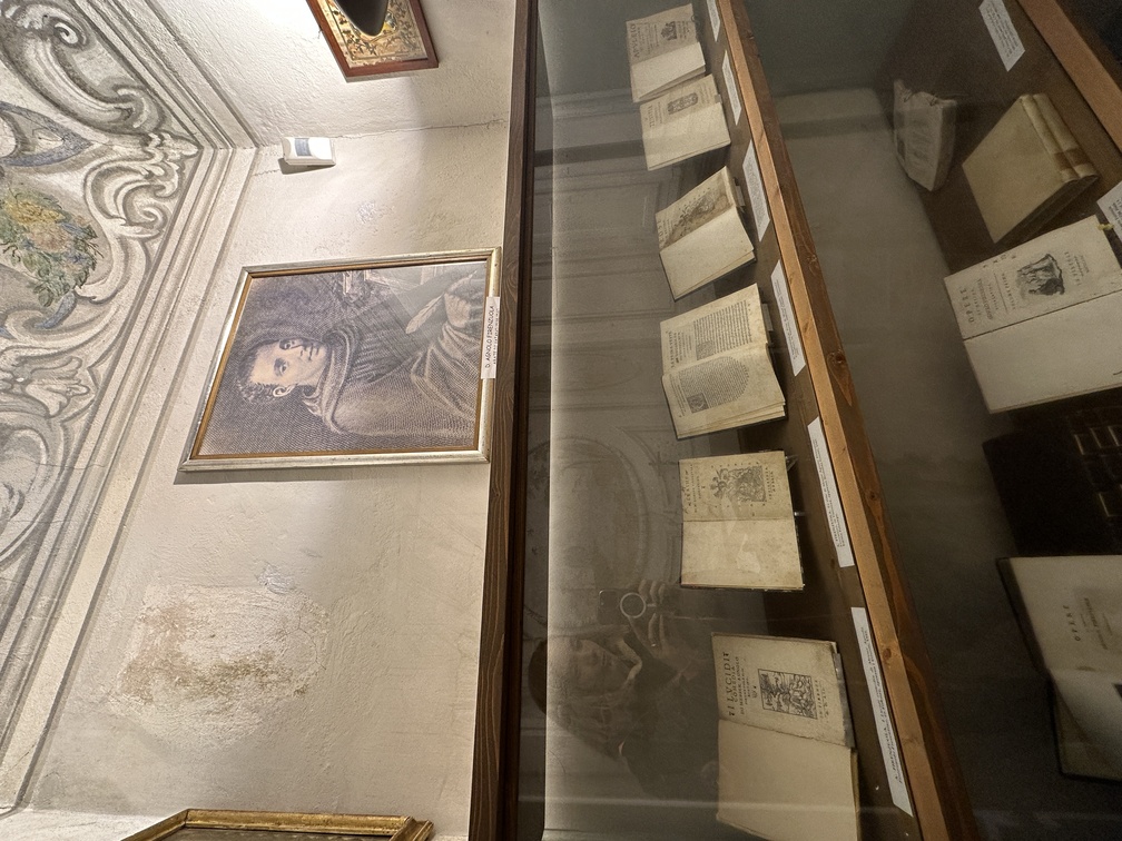 Badia di San Salvatore a Vaiano - scrittoio.