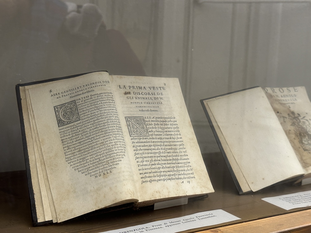 Badia di San Salvatore a Vaiano - scrittoio, volumi di Agnolo Firenzuola.