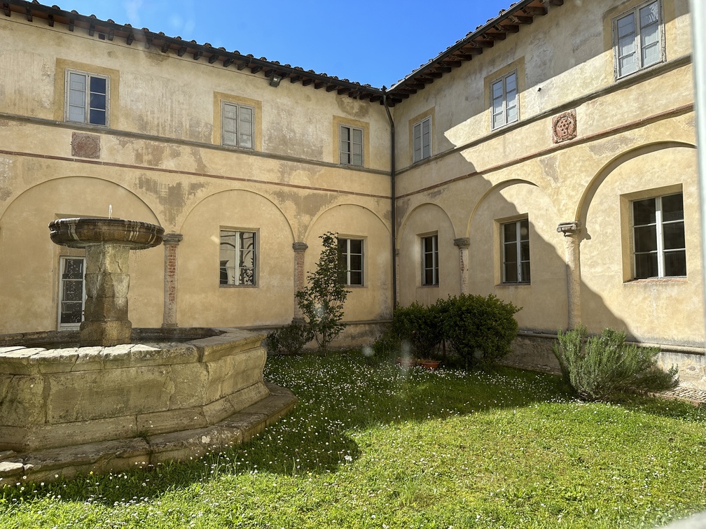 Badia di San Salvatore a Vaiano - chiostro.