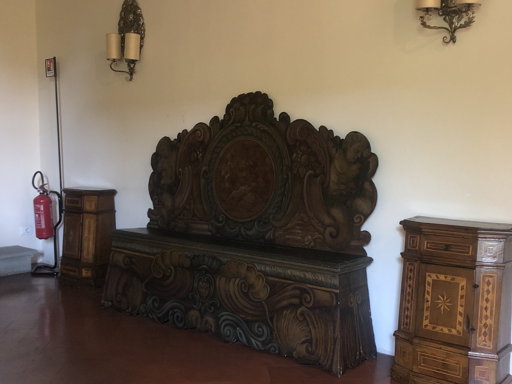 Villa Lemmi Tornabuoni - cassapanca al secondo piano.