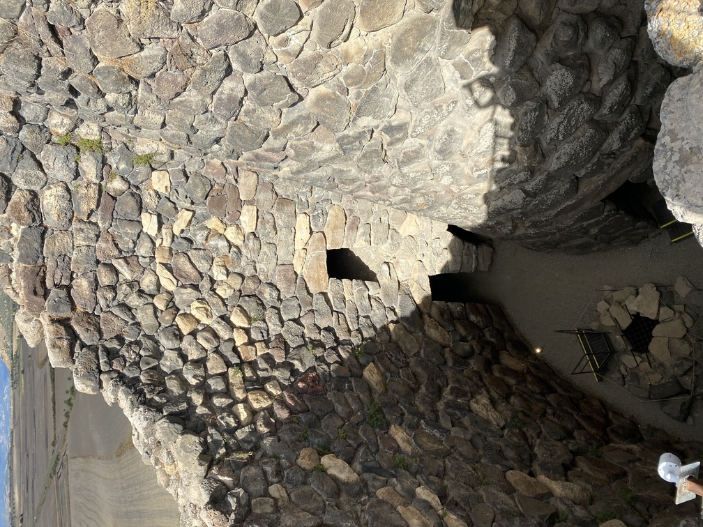 Su Nuraxi - interno del nuraghe.