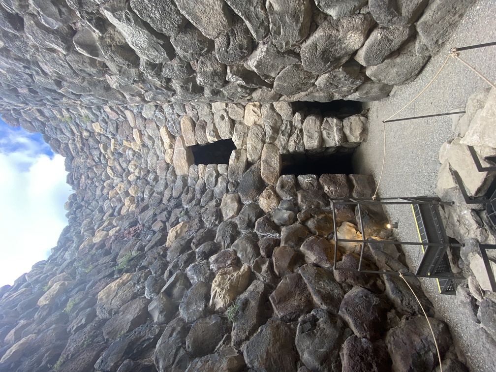 Su Nuraxi - interno del nuraghe.