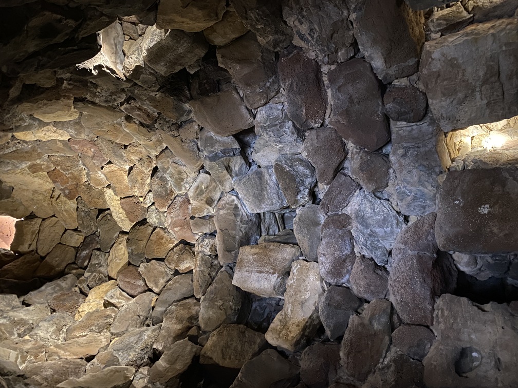 Su Nuraxi - interno del nuraghe.