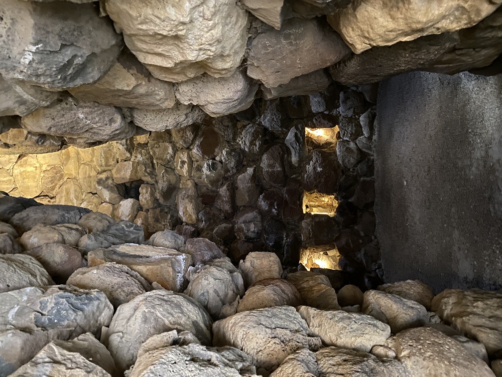 Su Nuraxi - interno del nuraghe.