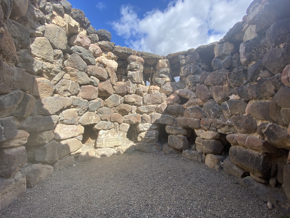 Su Nuraxi - interno del nuraghe.