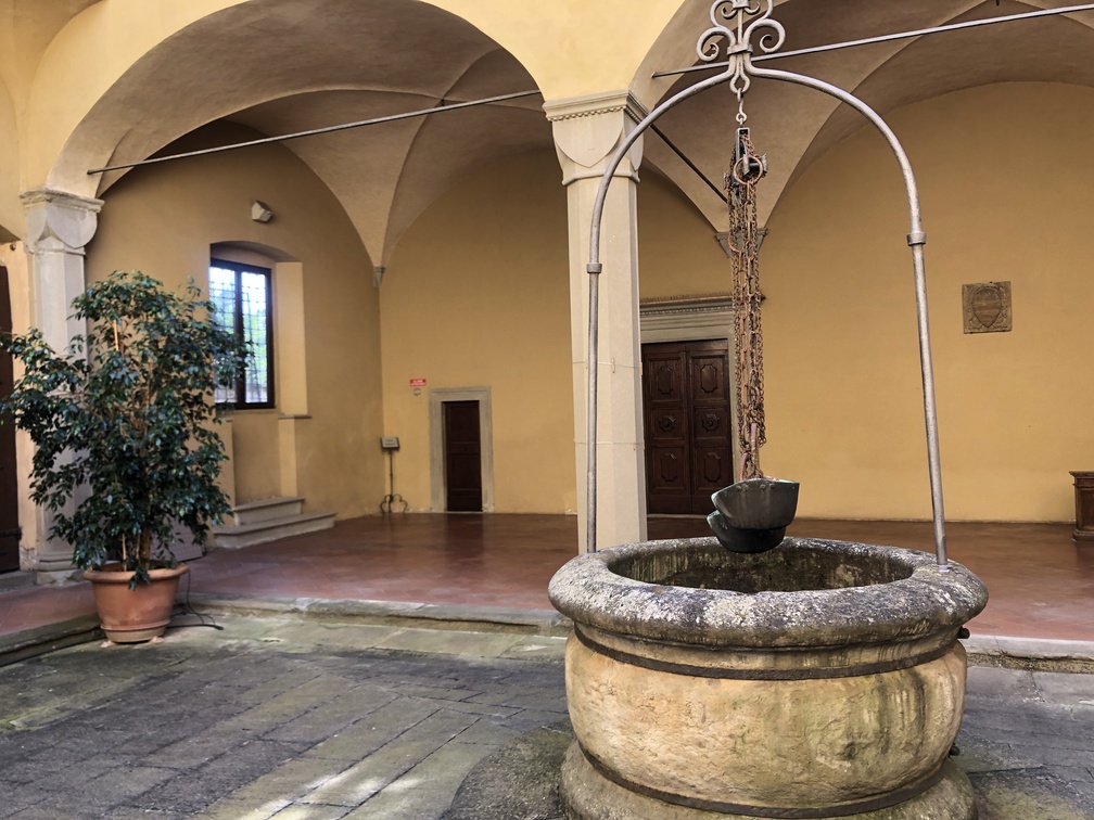Villa Lemmi Tornabuoni - cortile.
