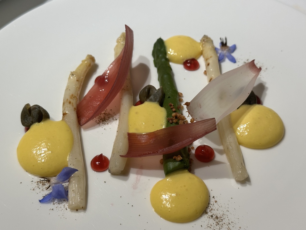 Ristorante Chic Nonna, Firenze - antipasto di Asparagi, cipolla di Certaldo, zabaione con capperi e dragoncello.