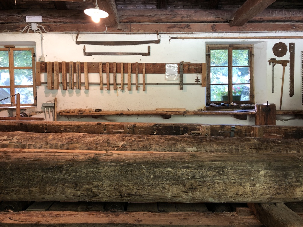 Antica Segheria Veneziana di Cavalese - tronchi, spessori e altri strumenti.