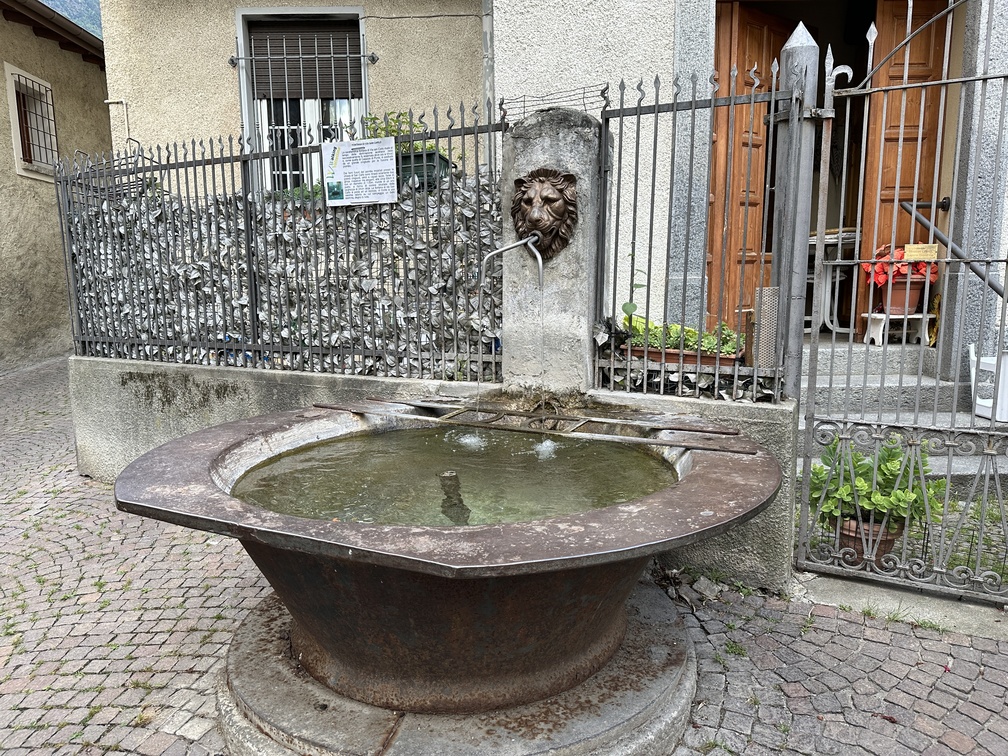 Tirano - Fontana di via San Carlo.