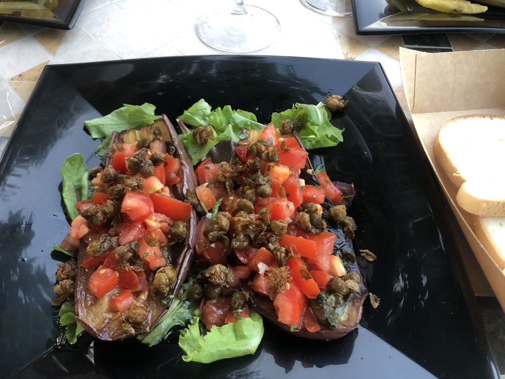 Eden Flower Bistrot - piatto vegano senza glutine con melanzane, pomodori e capperi fritti.