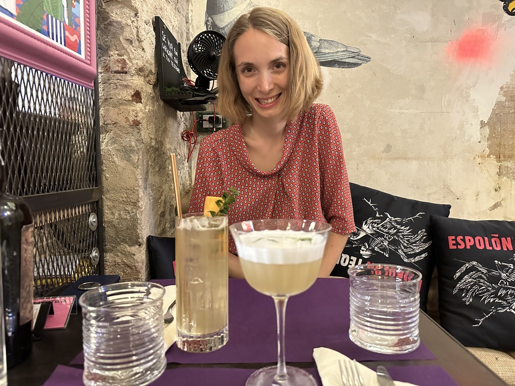 Fake - Federica con i due cocktail.