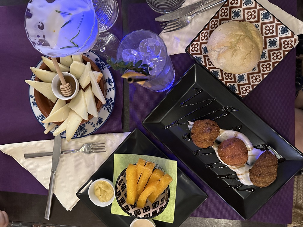Fake - pecorini, polentine e popette, con pane senza glutine.